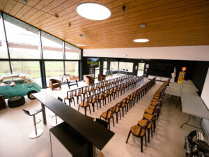 Groupe scolaire visite à thème